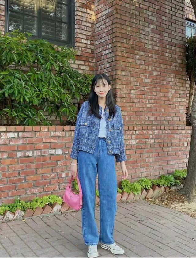 浅蓝色的裤子会给人一种很清爽干净的感觉,所以它搭配的衣服颜色不