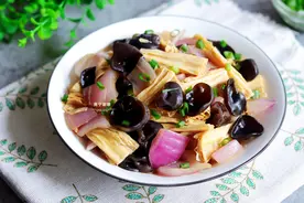 洋葱搭配木耳腐竹一起炒，营养高0脂肪，鲜嫩又可口，做法简单图片