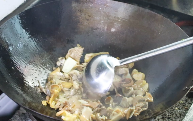 河蚌很多人不会做？教你好吃的家常做法，肉不老也不腥，营养美味