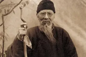 齐白石是怎样画画的？画稿摆在一旁，拿根木炭条“照抄”图片