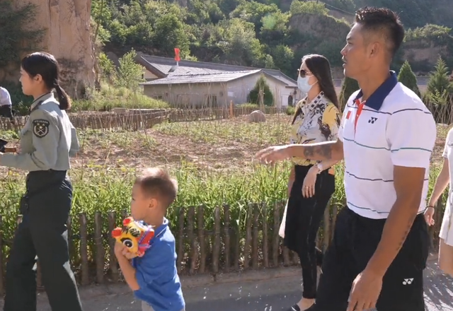 林丹的老婆是谁（林丹娇妻谢杏芳罕秀恩爱）