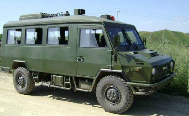 最霸气的一台依维柯！酷似军用装甲车，能上山涉水的大房车