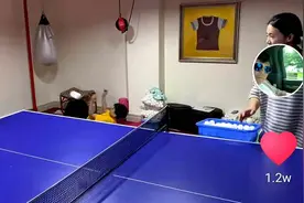 王楠子女罕曝光，4岁女儿练球至深夜，10岁儿子一旁做仰卧起坐图片