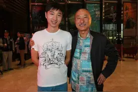 他在父亲的目光下，三十岁走上春晚舞台，是鲜为人知的星二代图片