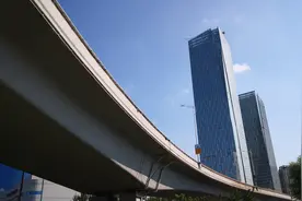 哈市最高楼建设完成，280多米，全楼玻璃幕墙，成为江畔地标建筑图片