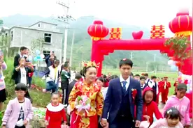 新郎新娘好有夫妻相，手牵手走路回家，还是配这首老歌曲好听视频封面