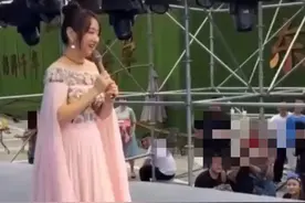 杨钰莹工地商演人气高，男粉太过热情冲上台，本人大方摆手不介意图片