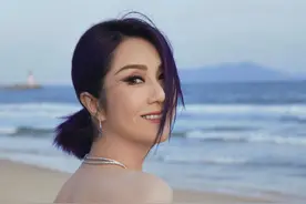 杨千嬅黑色抹胸裙亮相GQ盛典 笑容优雅诠释冻龄气质女神图片