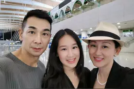 赵文卓富养女儿，随身一个小包超2万，送名校就读学费近百万图片
