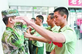 接站退伍老兵，准新兵接力报国参军图片