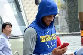 NBA球星的饭量有多惊人？库里4个饭盒，字母哥吃9桶面图片