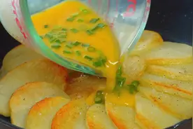 土豆里打1个鸡蛋，居然这么好吃，我家一周吃5次都不腻，太香了图片