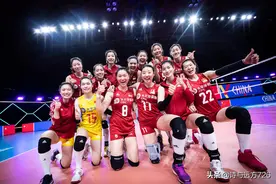 中国女排大逆转获胜！郎平谢姚迪，张常宁是核心，林莉是定海神针图片
