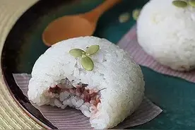 美食精选：糯米豆沙包、排骨烧素鸡、炝拌土豆丝、东坡茄子图片