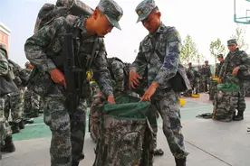 新疆生产建设兵团第三师人武部野营拉练拉开序幕图片