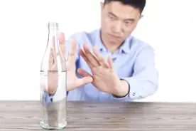 职场上劝酒本质就是测试员工忠诚度图片