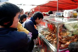 广东男人开烤鸭店，利用“1元烤鸭”，年赚110万，这老板真会玩图片