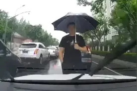 早高峰未被让行，拦车15分钟！行拘图片