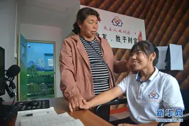 重生！不服输的“爬行女孩”图片