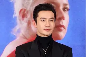 黄晓明被赞去油成功，笑起来却又打回原形，网友：霸总浓度超标图片