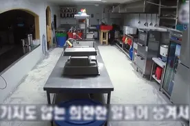 韩国一家诡异的餐厅，每晚都发生离奇现象，老板娘被吓坏图片