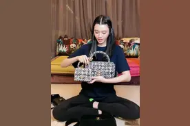 奚梦瑶秀一堆中古包！大牌复古又时髦，却被“鲜亮”发际线抢了镜图片