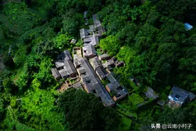 云南通海，一个被青藤覆盖，即将消失的石头村图片