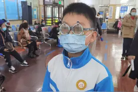 15岁女童半年近视增长200度 国家强制规范教科书字号 防控近视哈医大一院视光专家建议这么做图片