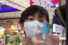 张柏芝为儿子复学准备防疫用品，神秘三儿子亮相，你们猜像谁？图片