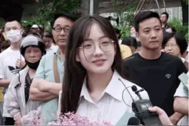 高考场外女孩手捧满天星等朋友，当网友见到她等的考生：打扰了图片