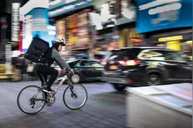 日本外卖配送员们排队等着跳崖？图片