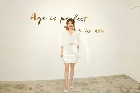 赵薇变化太大，穿白色套裙看着成熟大气，一点也不像"小燕子"了图片