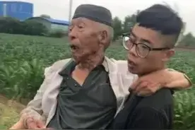 【人民在我心中】你弯腰抱起老人的样子真帅！图片