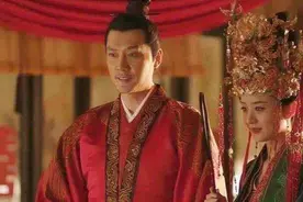 一农妇头戴凤冠去鉴宝，刚刚进场，专家就说：立即给我摘下来图片