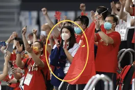 施廷懋4次摘金！金牌数追平跳水皇后，后者送上掌声并要求合影图片