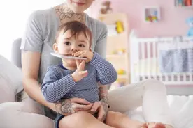 宝宝总爱抢手机玩，是好奇心太重吗？孩子的“小心思”家长要了解图片