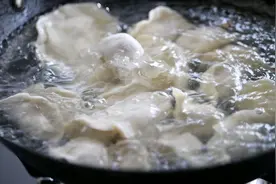 煮饺子多久能熟？学会这“2点”，饺子煮的刚刚好，好吃不破皮图片