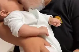 浙江一女孩自制塑料脸罩亲婴儿妹妹，母亲：从妹妹出生就一直想亲图片