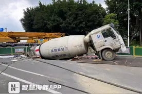 突发！福州一水泥搅拌车陷入路面深坑图片