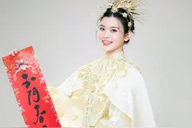 奚梦瑶春晚走秀很成功，当妈后稳重了，也变强了图片