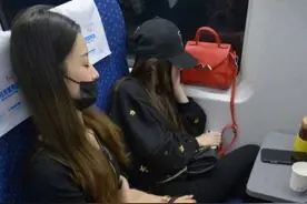 坐高铁出差，妹子把她的脚丫子放在了我的座位上，现在该怎么办？图片