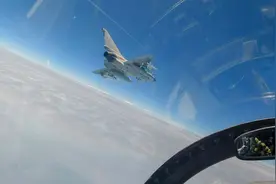 海天间 任翱翔图片