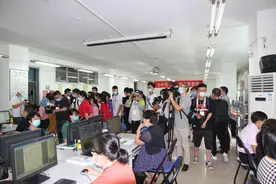 贵州高考生和家长探访高考改卷基地，原来高考是这样评卷的……图片