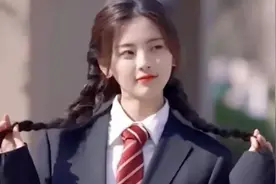 杨超越侯明昊，两人在屏幕前小心翼翼谈个假恋爱，竟有初恋的青涩图片