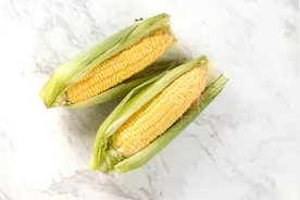 在家做水煮玉米时，记得多加这两样，味道软糯又香甜，营养还丰富图片