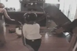 搞笑动图：所以说女儿是爸爸的贴心小棉袄，舍身救父图片