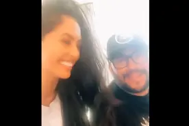 瓦妮莎更新社媒，颜值重回巅峰：与男子同框出镜，两人互动大笑图片