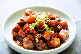 做红烧肉，炒糖色就错了，教你正宗做法，肥而不腻，色泽红亮图片