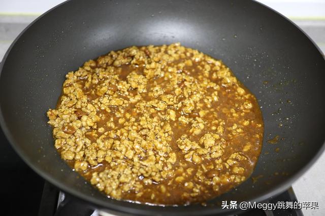 这菜好多人只知道炒着吃，却不知做馅包饺子才叫鲜，韭菜都靠边站