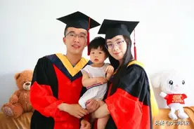 90后博士夫妻“生娃科研”两不误，月子里哄完娃坐在床头写论文图片